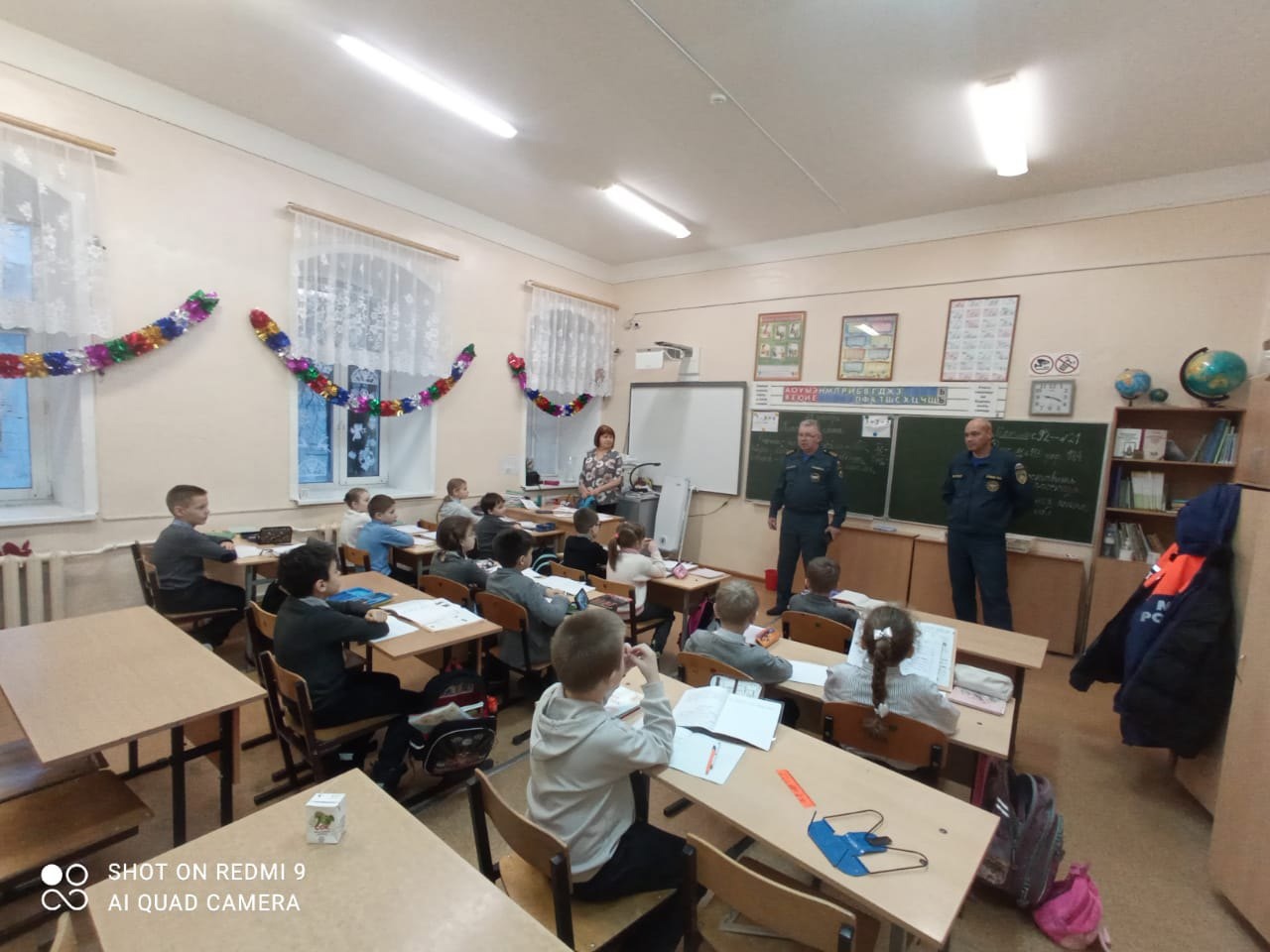 Инспектор ГИМС Бульдяев С.Ф. и водолаз-спасатель Саввин В.А. провели беседу с обучающимися школы.