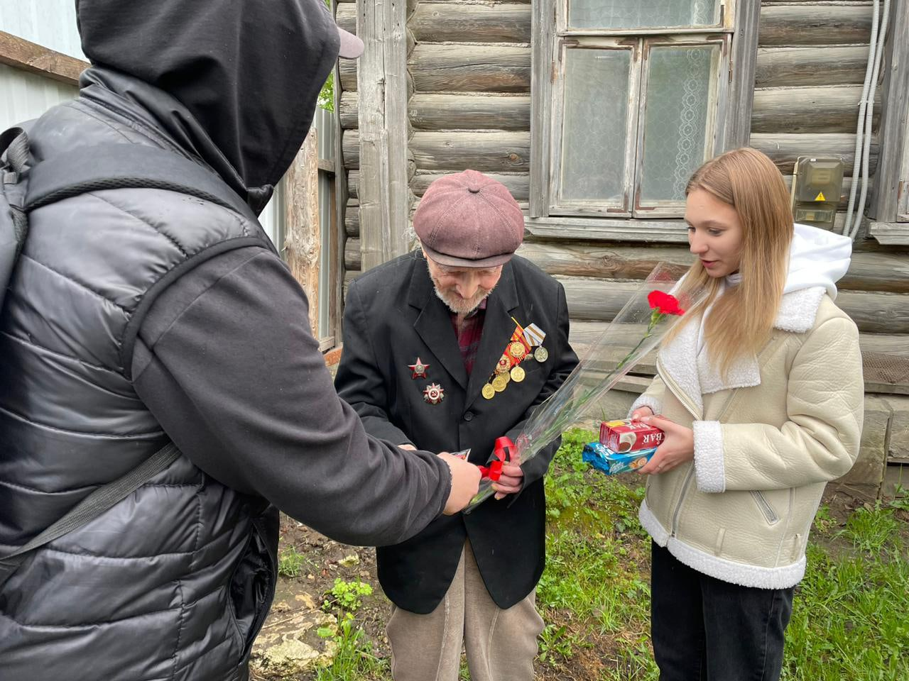 Волонтеры школьного отряда &amp;quot;Новое поколение&amp;quot; поздравили ветеранов Великой Отечественной войны с наступающим праздником - Днем Победы!.